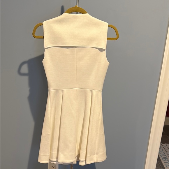 Elegant White Sleeveless Dress - Picture 2 of 5
